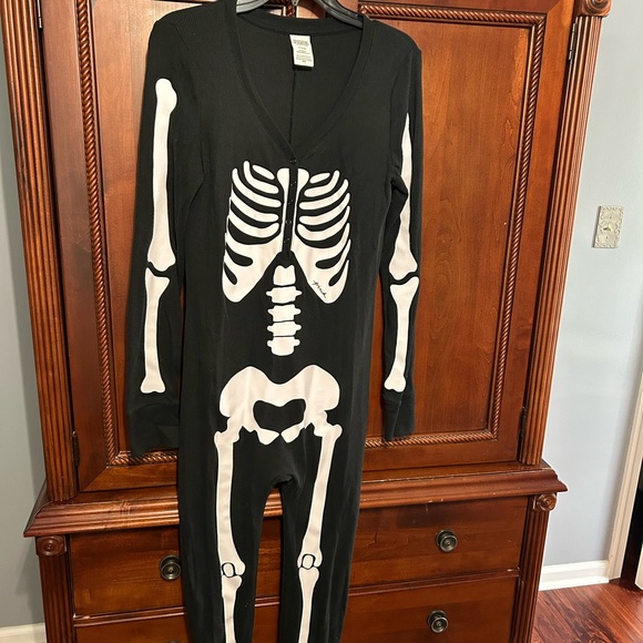 Pink skeleton one piece with snaps. Super cozy. Worn once. Size medium - Picture 3 of 6